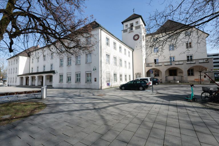 Im Rathaus wurden Sachkosten und laufende Ausgaben teilweise um 15 Prozent reduziert und Personalausgaben streng überprüft.⇒Hartinger