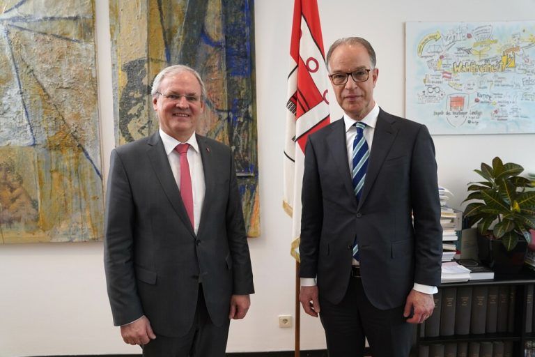 Peter Potman mit Harald Soneregger beim Besuch des Botschafters im Landhaus.Vorarlberger Landtag