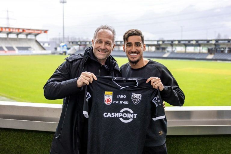 Roland Kirchler posiert mit Neuzugang Sofian Bahloul. SCRA