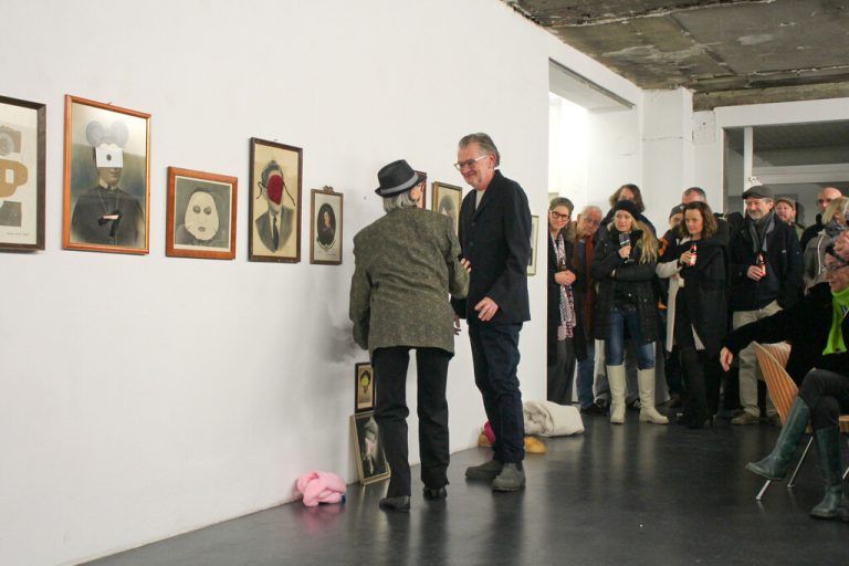 Rudi Klein (r.) mit Francesca Motta bei der Vernissage-Performance und einigen Arbeiten der Serie „Maskenpflicht“ in der Galerie Lisi Hämmerle. Lisi Hämmerle,Sieglinde Wöhrer