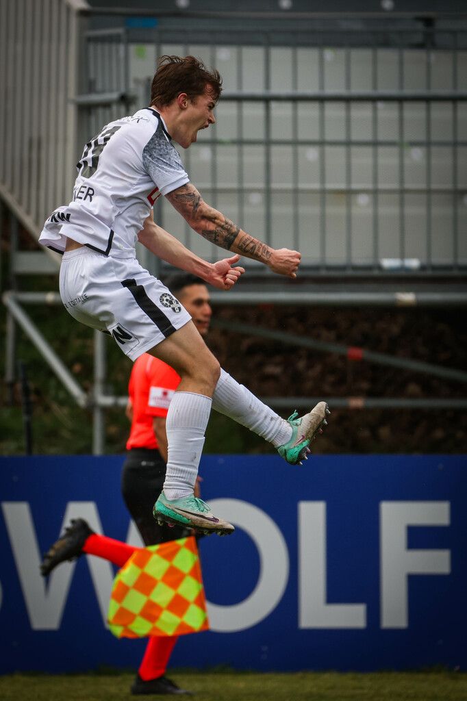 So bejubelte Lukas Brückler in der 56. Minute sein vorentscheidendes 0:2 für Bregenz auf der Hohen Warte. GEPA (2)