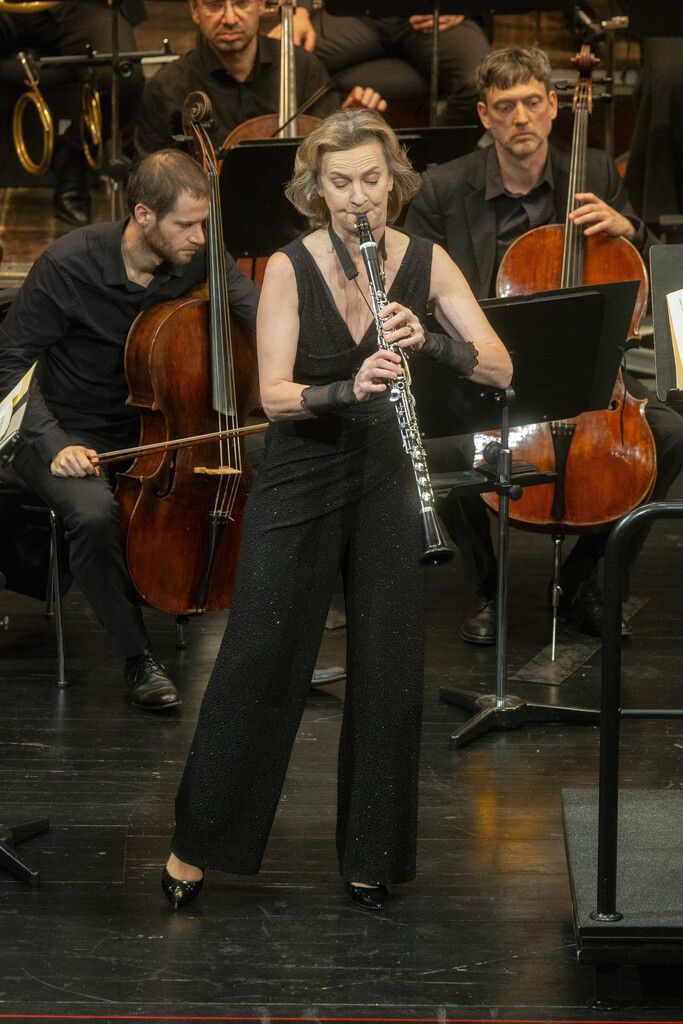 Solistin Sabine Meyer (oben) mit dem Kammerorchester Basel am Sonntag im Kulturhaus Dornbirn.roland paulitsch (2)