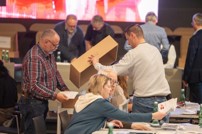 Stimmenauszählung im Arbeiterkammersaal. Am Sonntag kommen noch einige Briefwahlstimmen dazu. Hartinger