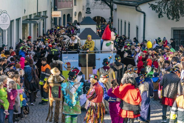 Tausende Besucher waren im Vorjahr bei Kaiserwetter beim Feldkircher Umzug mit dabei.Paulitsch (2), Fotoclubkontakt Feldkirch