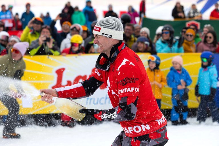 Alessandro Hämmerle konnte auch am Sonntag ausgelassen feiern. Der Montafoner war nämlich auch beim zweiten SBX-Weltcup­rennen an diesem Wochenende eine Klasse für sich am Grasjoch. „Izzi“ kontrollierte alle Läufe von der Spitze weg. GEPA (2), FIS
