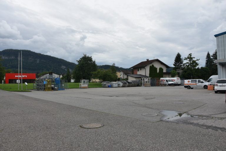 Auf dieser Parkplatzfläche soll noch heuer mit den Bauarbeiten begonnen werden. Im kleinen Bild: Michael Metzler.zm3/comesta, hofmeister