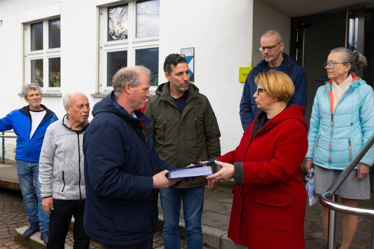 Bernd Schnetzer und Herbert Sohm übergeben die Unterschriften an Susanne Knünz-Kopf. Hartinger (2)