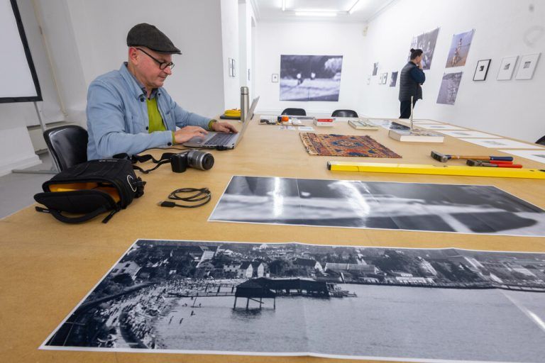Christian Helbock und seine Fotoausstellung im Erdgeschoss des Künstlerhauses. Klaus hartinger (3)