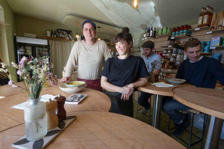 Christian Vallaster (l.). mit Mitarbeiterin Janine und Gästen im Bistro in Hittisau. Unten und rechts: Nudeln aus der Eigenproduktion.