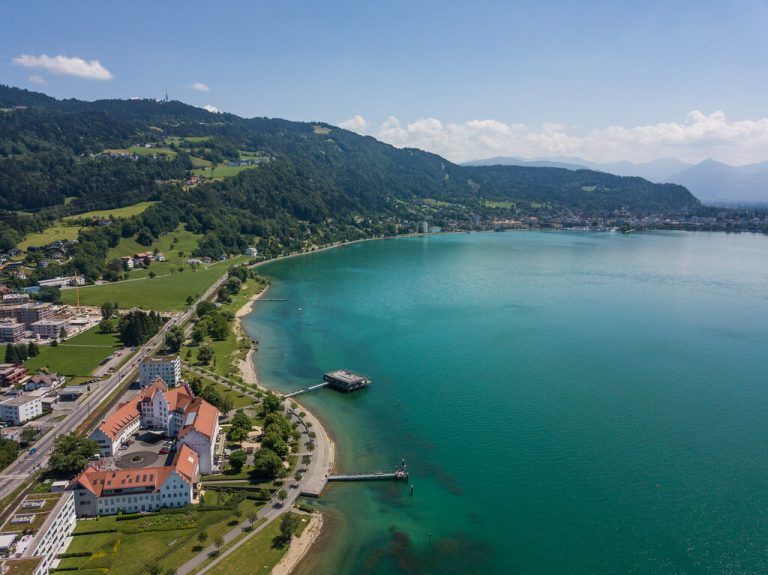 Daniel Zadra, Heribert Hehle und Markus Frei (4., 5. und 6. von links) mit Vertretern der Gemeinden und Beteiligten an der Studie.Land Vorarlberg/M. Hämmerle