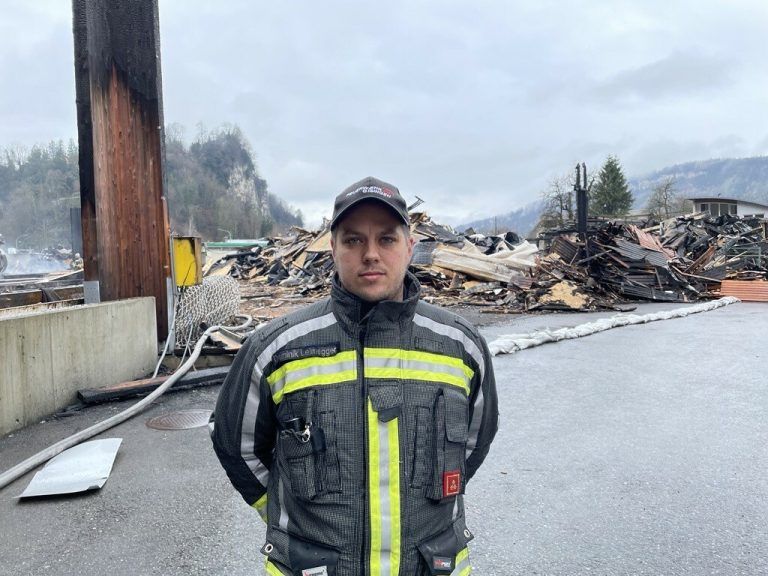 Das Drohnenbild (r.) offenbart das gesamte Ausmaß der Zerstörung. Dominik Leimegger (l.) leitete den Feuerwehreinsatz. Steurer