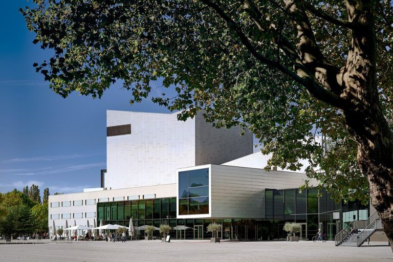Das Festspielhaus Bregenz und Direktor Gerhard Stübe.Anja Köhler(2)