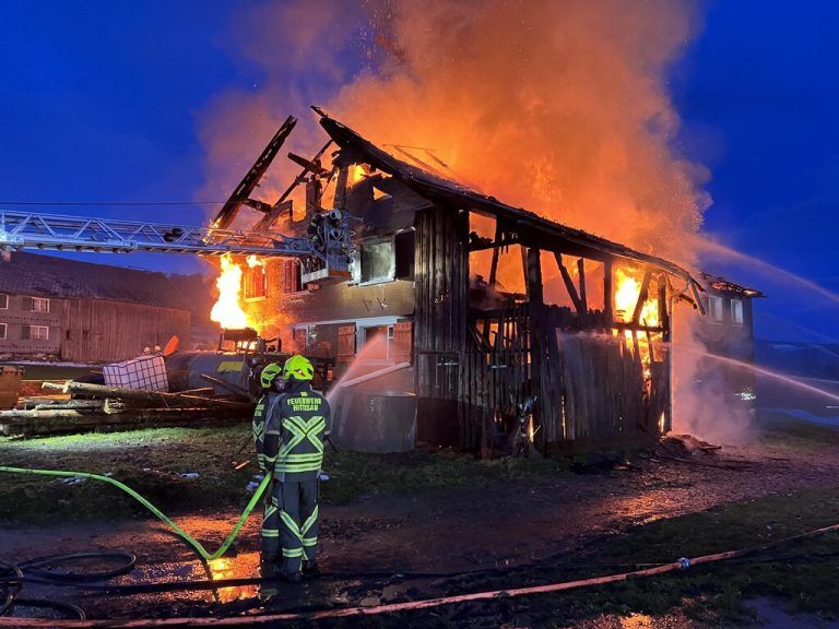 Das Haus brannte völlig nieder. vlach