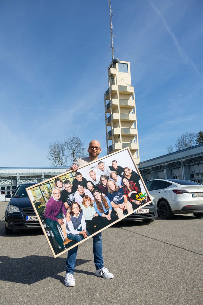 Das KIT-Büro ist im Areal des Landesfeuerwehrverbandes in Feldkirch untergebracht. Stolz präsentiert Koordinator Thomas Stubler ein Foto der am 1. Dezember 2023 in Dienst gestellten Ehrenamtlichen.Klaus hartinger