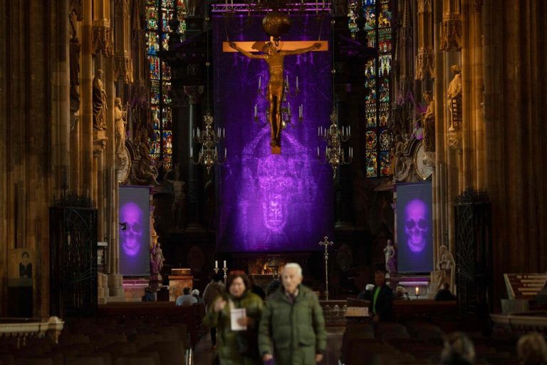 Das Kunstprojekt in der Fastenzeit. Zu Ostern wird der Helnwein-Zyklus nicht fortgesetzt. REUTERS