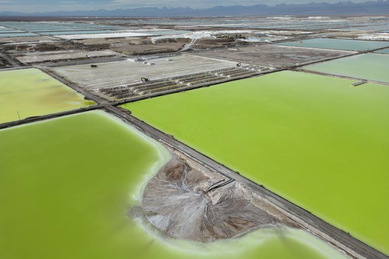 Das Lithium wird aus Salzwasser gewonnen, das aus Seen gepumpt wird.AP Photo/Rodrigo Abd (3)