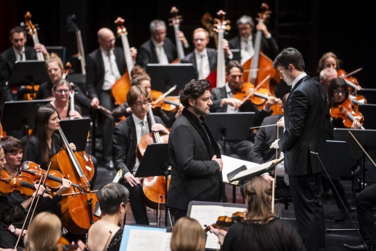 Das SOV im Festspielhaus Bregenz mit dem Tenor Ilker Arcayürek und Dirigent Leo McFall.Lisa Mathis (2)