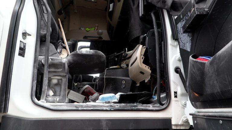 Der Lkw wurde durch die Explosion schwer beschädigt. maurice shorout