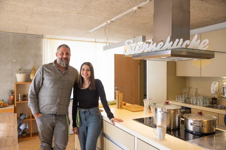 Der Pädagogische Leiter der Wohngemeinschaften Peter Pöll und die Sozialpädagogin Marielle Giesinger.