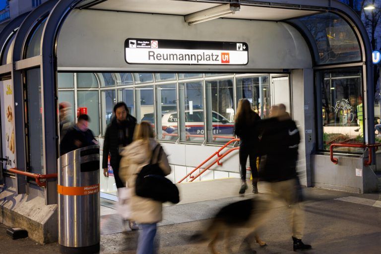 Der Reumannplatz soll durch die Waffenverbotszone sicherer werden.apa/florian wieser