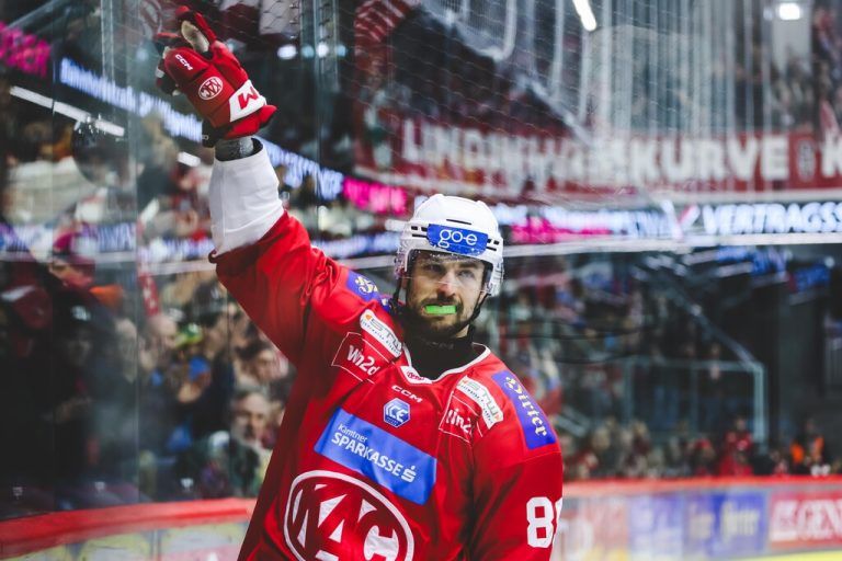 Der Vorarlberger Raphael Herburger fehlte in der Serie gegen die Pioneers und feierte am Dienstag ein starkes Comeback beim KAC. GEPA