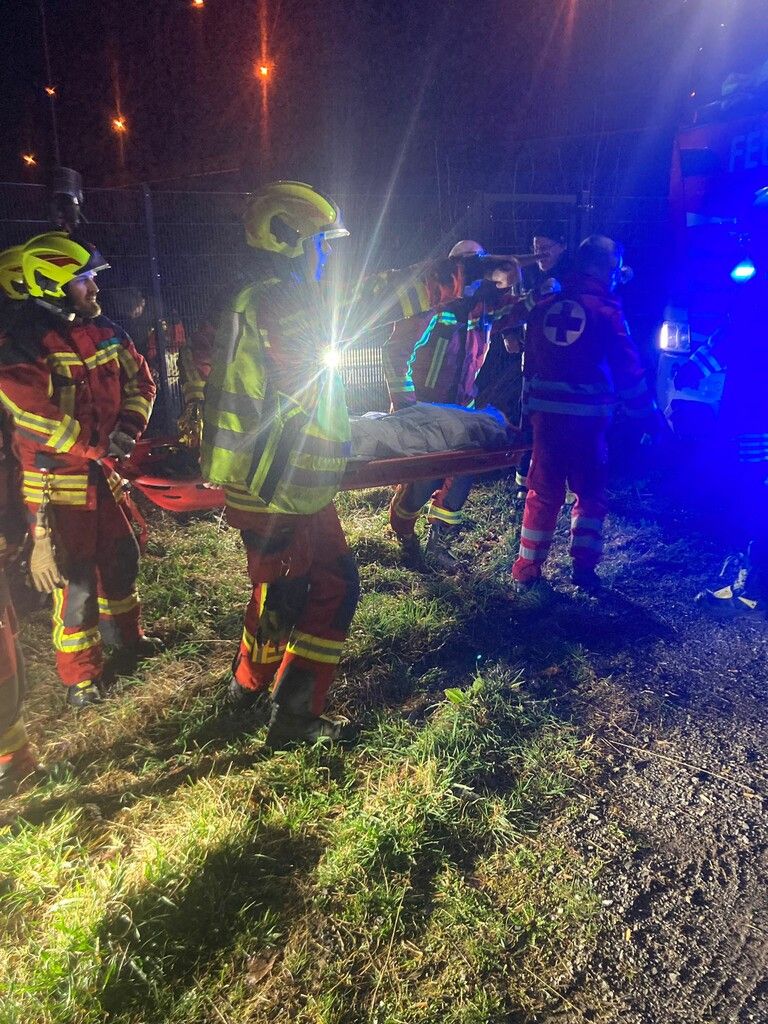 Die 15-Jährige wurde mittels Tau geborgen.feuerwehr bludenz