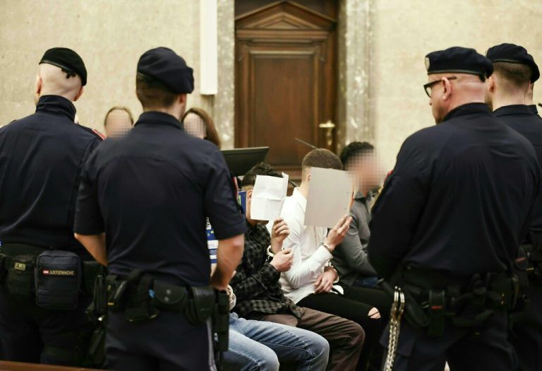 Die Angeklagten bei Prozessbeginn am Freitag in Wien. APA/TOBIAS STEINMAURER