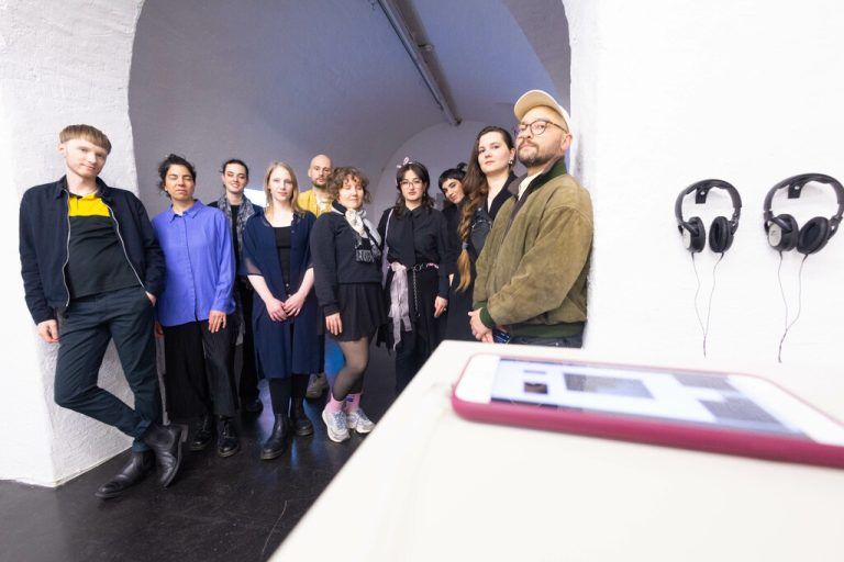 Die jungen Kunstschaffenden des Kollektivs „memeclassworldwide“ zeigen im Keller die Ausstellung „Are you happy to be in Paris?“Klaus hartinger (3)