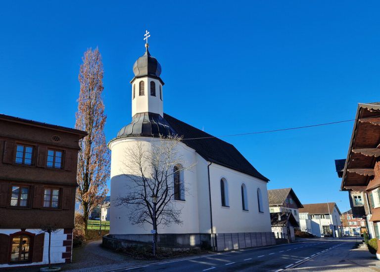 Die Merbod-Kapelle in Alberschwende.(oben), der Waldwanderweg nach Kaltenbrunnen (r.).Vylet (4)