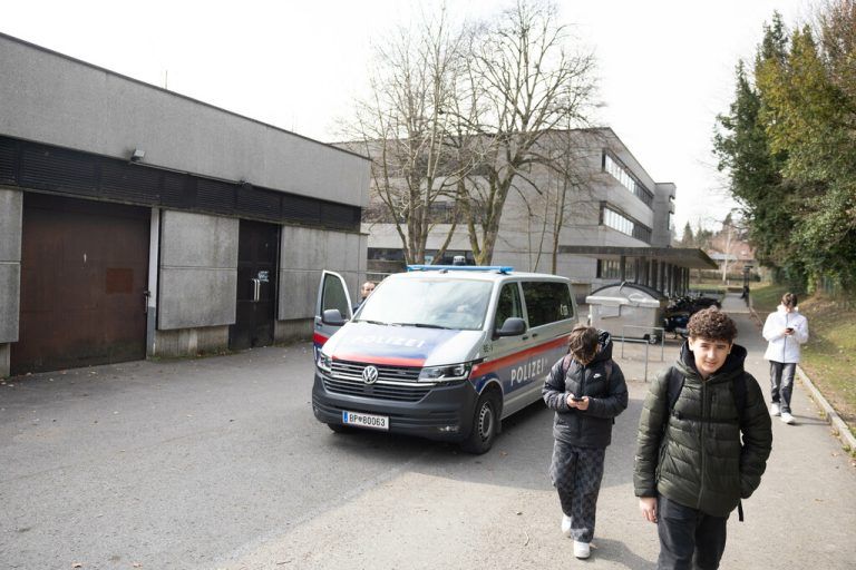 Die Polizei war vor Ort, um den Schülern und Lehrpersonen ein Gefühl der Sicherheit zu vermitteln. Womöglich werden sie die nächsten Tag wieder vor Ort sein, jedoch nicht ganz derart auffällig für die Bevölkerung.Hartinger