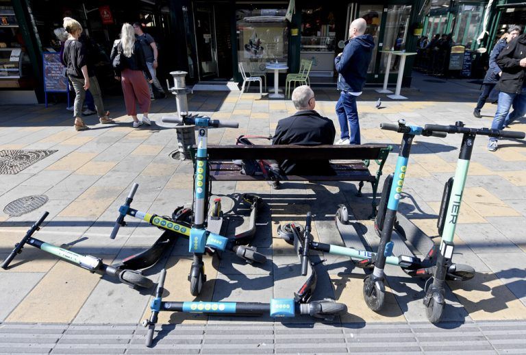 Die Reihen der E-Leih-Scooter in Wien lichten sich. Illegal abgestellte und nicht weggeräumte Roller werden zunehmend zum Problem.APA
