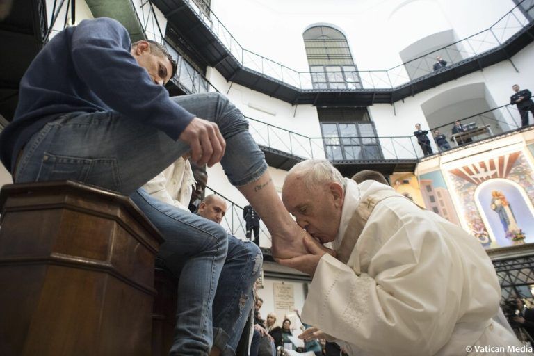 Dieses Jahr wird Papst Franziskus nicht wie hier im Jahr 2018 im „Regina Coeli“ Füße waschen, sondern im Frauengefängnis. APA/AFP/VATICAN MEDIA/HO