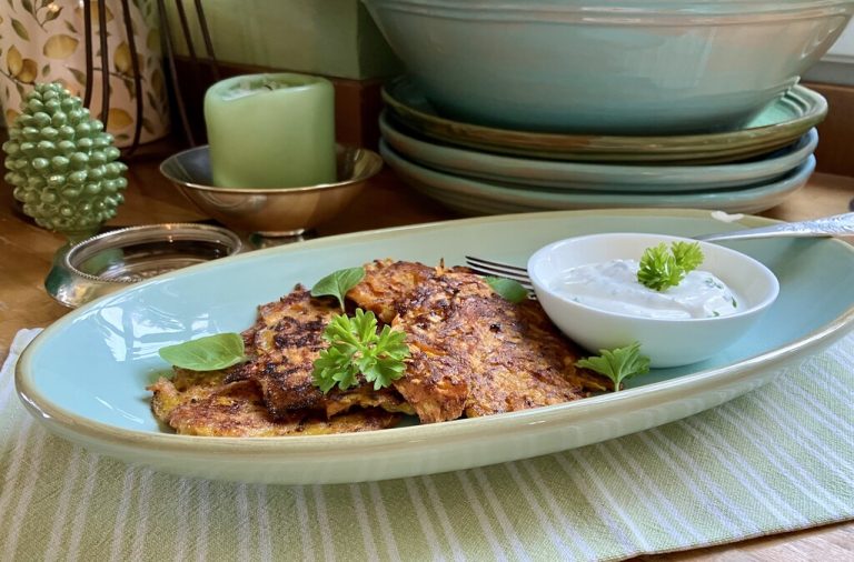 Eine köstliche Kombination aus geriebenen Süßkartoffeln, Zwiebeln und Käse, serviert mit einem griechischen Joghurtdip. Ulrike Hagen