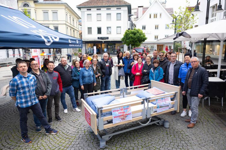 Einige Pflegekräfte machten bereits im Mai 2023 in Dornbirn darauf aufmerksam, dass sie mehr Bezahlung fordern.Klaus Hartinger