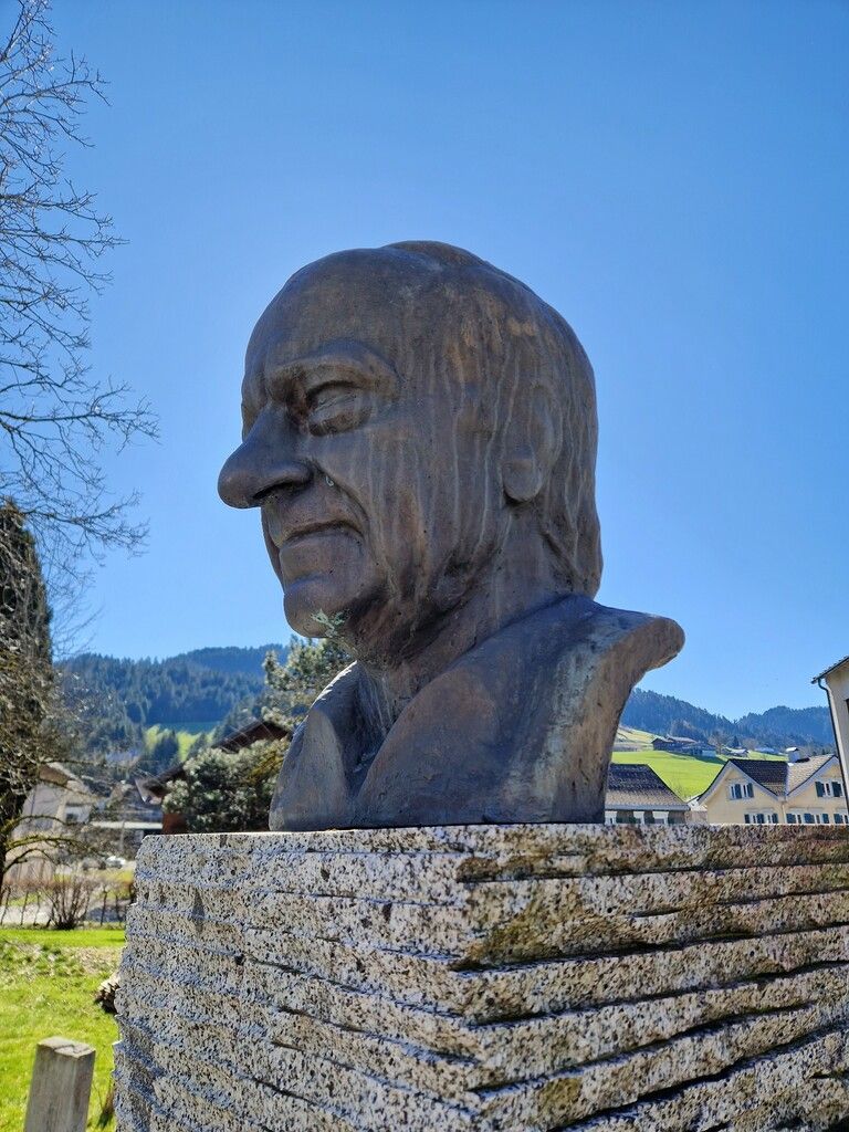 Hermann Gmeiners Büste in Alberschwende: Noch ist offen, was mit ihr geschehen soll.⇒NEUE, schreiber