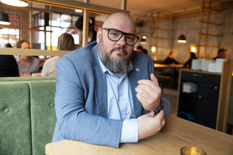 Für den Gastronomie-Fachgruppenobmann der Wirtschaftskammer Mike P. Pansi ist die derzeitige Situation um die klassischen Gasthäuser „insgesamt nicht einfach“ und „wir müssen neue Wege finden, um die Abwärtsspirale einzubremsen“. Klaus hartinger