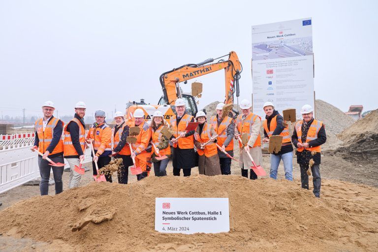 Für die Rhomberg Sersa Rail Group war Polier Hermann Granig (3. v.l.) beim Spatenstich dabei.DB/Annette Riedl