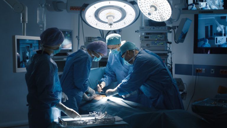 Für Operationen gibt es oft lange Wartelisten, und Patienten weichen fallweise auf Privatkliniken aus, bei denen diese deutlich kürzer sind.Shutterstock