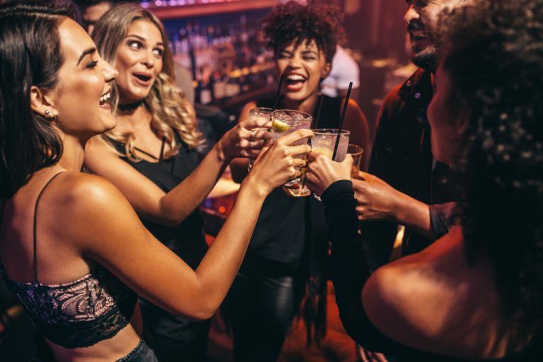 Gefeiert und getrunken wird immer noch – oftmals aber alkoholfrei.shutterstock, sams, AP