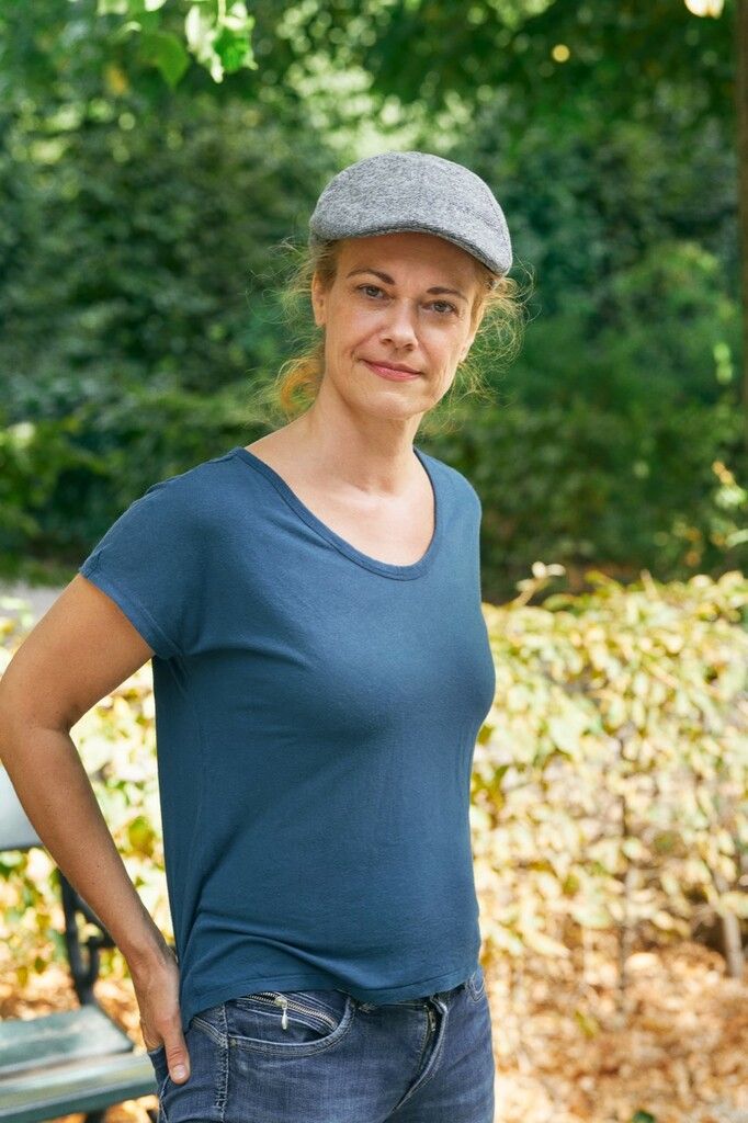 Grischka Voss (oben), Gabriele Kögl und Gertraud Klemm haben das Thema Abtreibung in drei groteske Szenen aufbereitet; Szenenbild (links). Grischka Voss, Caro Stark