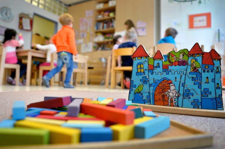Immer mehr Betriebe in Bayern setzen auf Kinderbetreuungsangebote.Symbolbilder/APA/DPA (3)