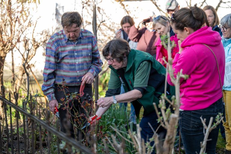 Ingrid Benedikt (Mitte) stellte ihren Garten für den Kurs zur Verfügung.