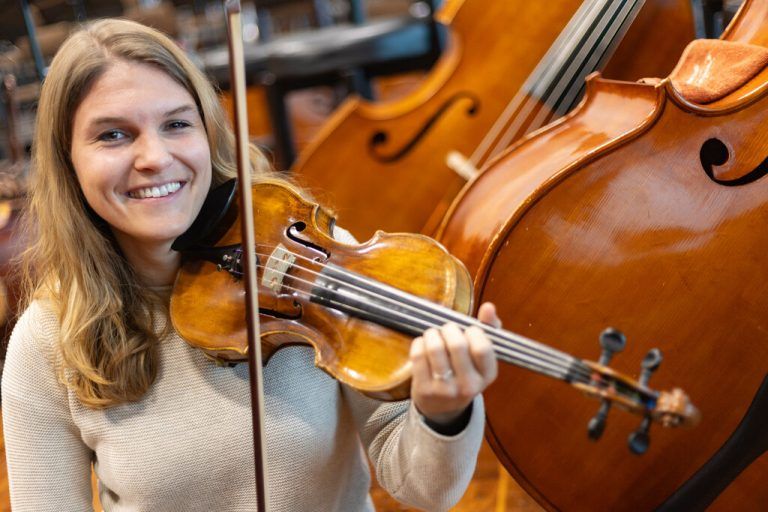 Judith Tiefenthaler (oben), das Orchester (l.).