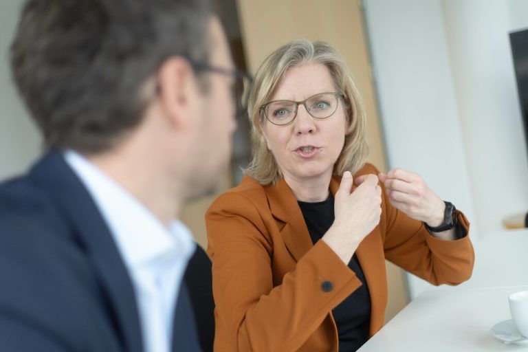 Leonore Gewessler war in Vorarlberg zu Gast. Hier beim Gespräch mit Daniel Zadra. Klaus Hartinger