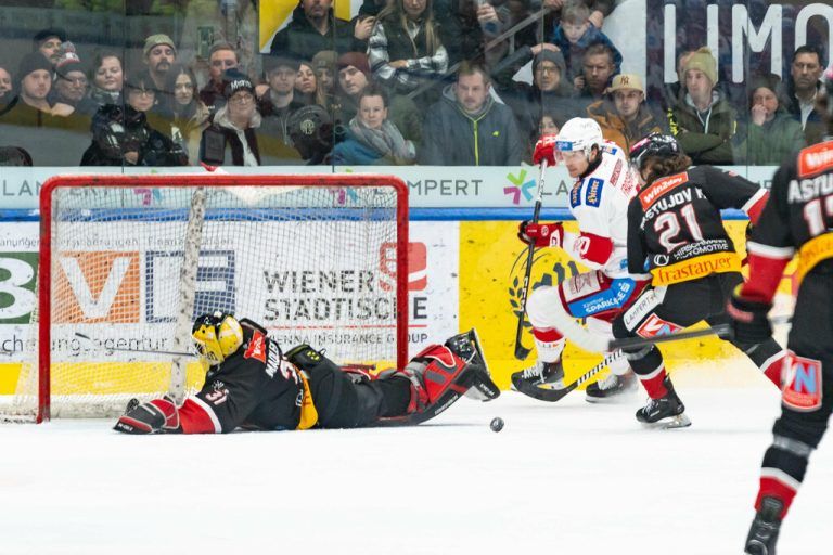 Links: KAC-Angreifer Matt Fraser (#90) erzielte in Überzahl das 2:1 für die Klagenfurter. Rechts: Sebastian Dahm im Tor der Klagenfurter war fast unüberwindlich. Stiplovsek (2)