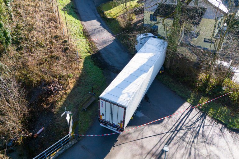 Lkw war unterwegs nach Holland. In Satteins blieb er stecken.Hofmeister