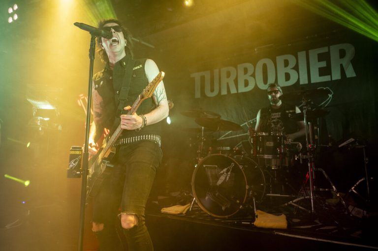 Marco Pogo war am Samstag mit seiner Band Turbobier im Conrad Sohm. Daniel Furxer (2)