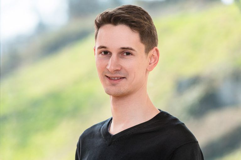 Marco Tschütscher (oben) von der Arbeiterkammer weiß, was bei der Schlüsselübergabe beachtet werden muss.AK, Shutterstock
