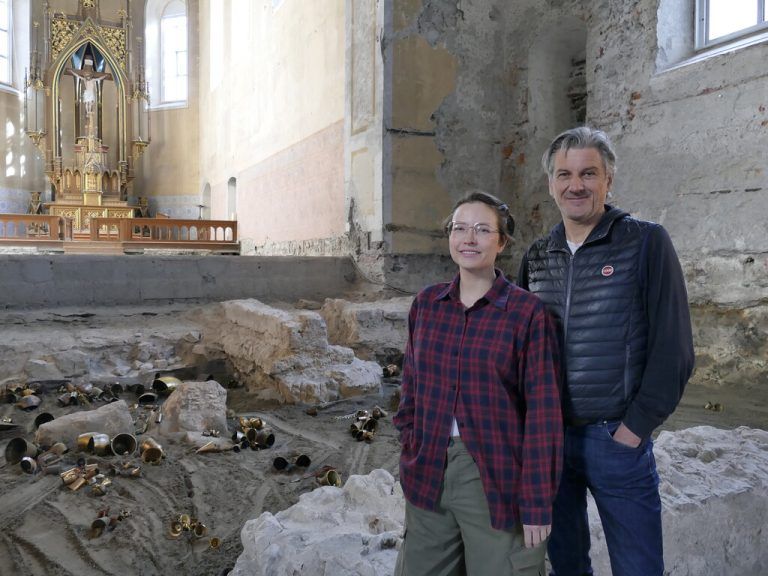 Martina Morger und der Kurator Arno Egger in der Johanniterkirche. Miriam Jaeneke (3)