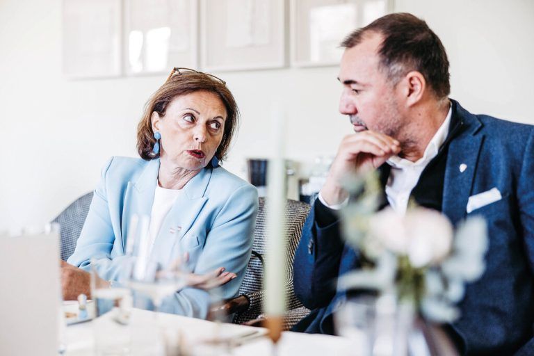 Ministerin Kraus-Winkler und Spartenobmann Kegele. Sams